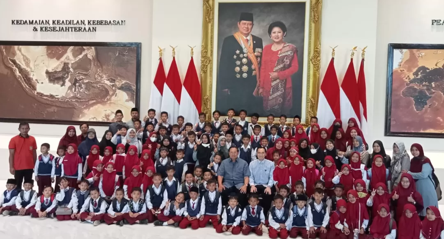 Siswa MI Muhammadiyah Baleharjo Pacitan Bertemu Presiden RI ke-6